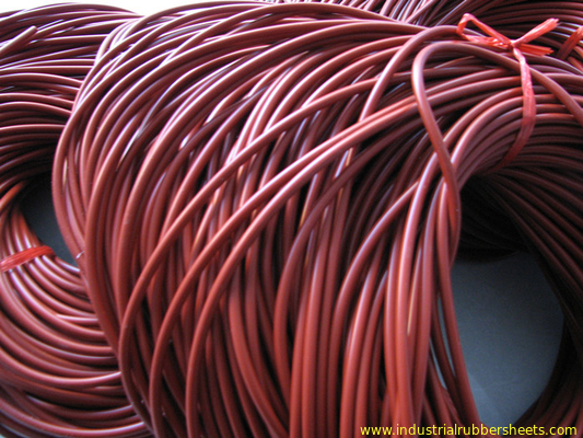 Rote Farböl-Widerstand-Silikonkautschuk-Schnur-Dehnfestigkeit 7.5-9.8Mpa